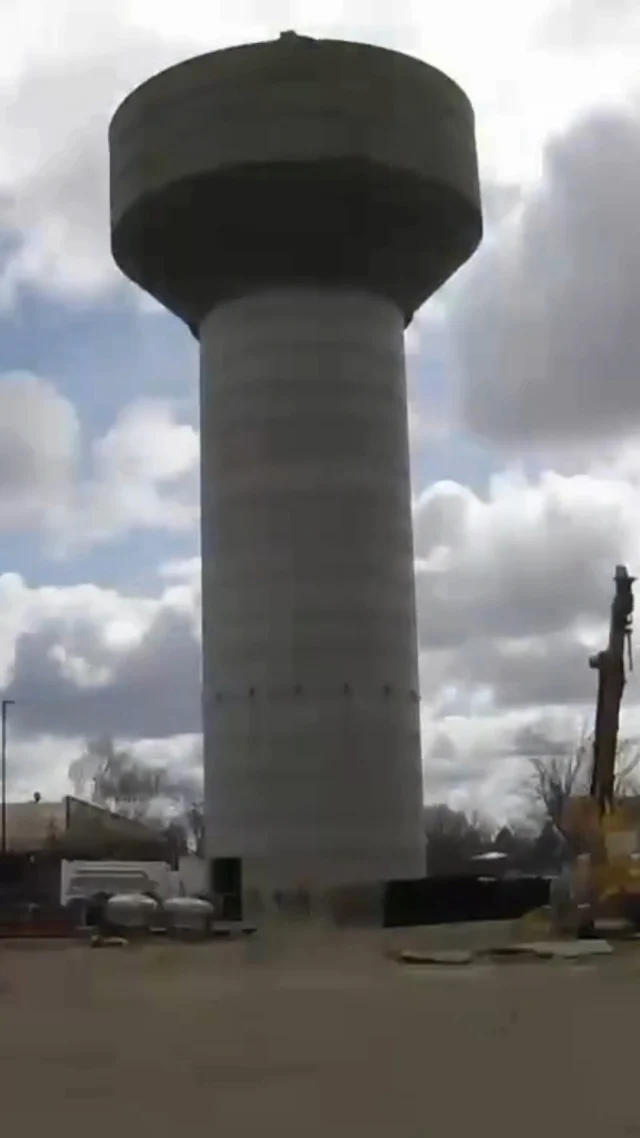 Watch @idahofallsgov new 1MG composite elevated tank join the skyline alongside its predecessor! 

#DrinkingWaterWeek